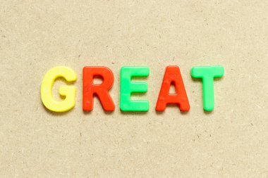 Ahşap zemin üzerinde kelime ile renk alfabesi harfi