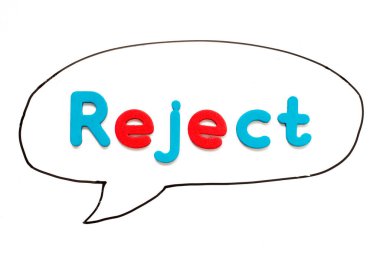 Beyaz tahta arka planında balon konuşması olarak siyah satır el çizimi ile kelime reddi içeren alfabe harfi