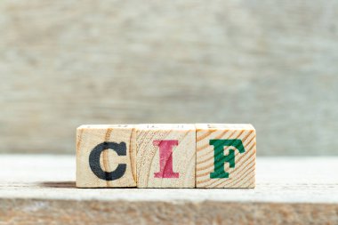 Tahta zemin üzerinde CIF (Maliyet, sigorta ve nakliye kısaltması) kelimesindeki alfabe harf bloğu