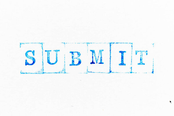 Синяя чернила на белом бумажном фоне