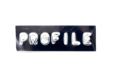 Beyaz arkaplan ile siyah pankartta kabartmalı harf profili