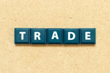 Ahşap zemin üzerinde kelime ticareti içeren döşeme alfabesi harfi