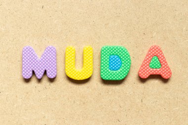 Köpük alfabesi harfi ahşap zemin üzerinde kelime muda