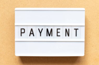 Tahta arka planda kelime ödemesi olan ışık kutusu