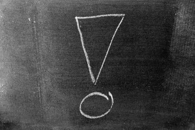 Tahta ya da karatahta zemin üzerinde boş alan şekli olan ünlem işaretli beyaz tebeşirli el çizimi