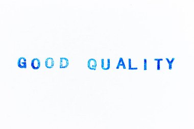 Kauçuk damgalı mavi renkli mürekkep beyaz kağıtta iyi kalite.