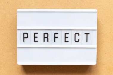 Ahşap arka planda mükemmel sözcüklerle aydınlatma kutusu