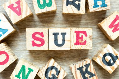 Alfabe harf bloğu kelime davası ve ahşap zemin üzerinde bir başkası