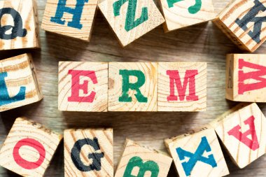 Alfabe harf bloğu kelime ERM (Girişim risk yönetiminin kısaltılmışı) ile tahta arka planda başka bir