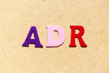 Ahşap zemin üzerinde ADR (ters uyuşturucu reaksiyonunun kısaltması) sözcüğündeki renk bezi alfabesi harfi