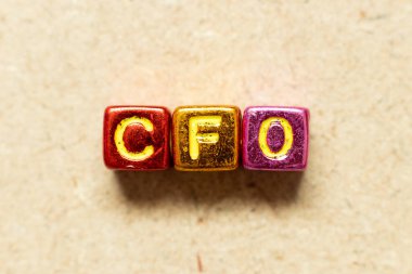 Ahşap arka planda metalik alfabe harf bloğu kelime CFO 'su (Mali İşler Müdürünün kısaltması)