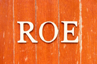 Kelime ROE ile alfabe harfi (Özsermayenin Dönüşü) eski kırmızı tahta arka plan üzerinde