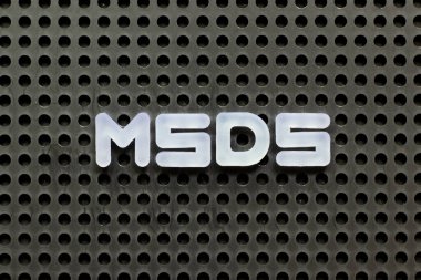Siyah tahta zemin üzerinde beyaz renkli MSDS (malzeme güvenlik veri tablosunun kısaltılmışı) harfi
