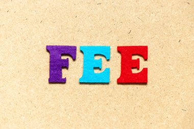 Ahşap arka planda renk bezi alfabesi harfi ile harf harfi