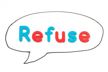 Beyaz tahta arka planında balon konuşması olarak siyah çizgili harf reddi ile alfabe harfi