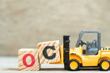 Oyun forklift harf bloğu C 'yi tahta arkaplan üzerindeki OC (fırsat maliyetinin kısaltılması veya özgün içerik, karakter) tamamlamak için tut