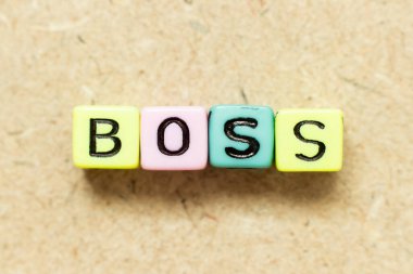 Ahşap zemin üzerinde kelime patron harf bloğu renk alfabesi