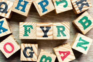 Kelime FYR ile alfabe harf bloğu (referansınızın kısaltması) ve ahşap arkaplan üzerinde başka bir harf bloğu