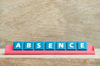 Tahta arkaplanda kırmızı renk rafında kelime yokluğu olan döşeme alfabesi harfi