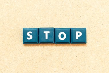 Kelime olarak alfabe harfini ahşap arkaplanda durdur