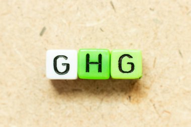 Ahşap zemin üzerinde GHG (sera gazının kısaltması) ile renk alfabesi harfi bloğu