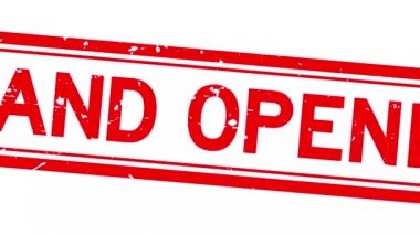 Grunge kırmızı büyük açılış sözcüğü kare kauçuk mühür beyaz arkaplanda yakınlaştır