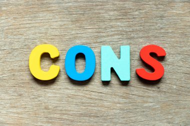 Ahşap arkaplan üzerindeki kelime eksilerindeki renk alfabesi harfi