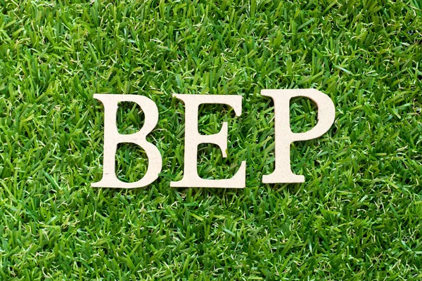 绿草背景上Bep 盈亏平衡点缩写 单词中的字母字母 — 图库照片