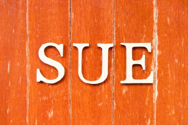 Alfabe harfi eski kırmızı tahta arka plan hakkında dava aç