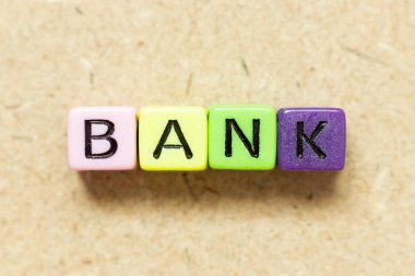 Tahta arkaplanda kelime bankasında renk alfabesi harfi bloğu