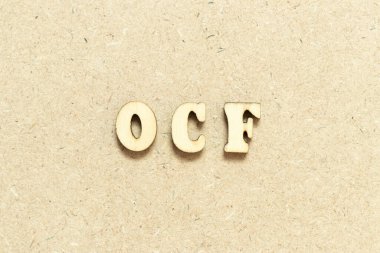 Tahta zemin üzerinde kelime OCF (İşletim nakit akışı kısaltması) harfleri ile alfabe harfi