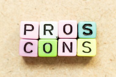 Ahşap arkaplan üzerinde artılar ve eksilerle renk alfabesi harf bloğu