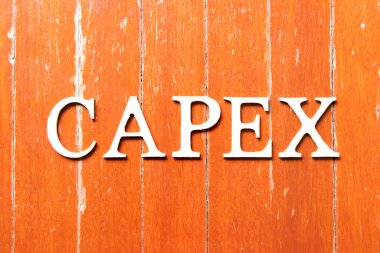 Kelime CAPEX (Sermaye Harcamalarının kısaltması) ile eski kırmızı tahta kaplama arka planı alfabe harfi