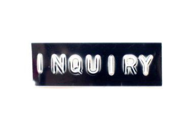 Beyaz arkaplan ile siyah afiş üzerinde kelime sorgusu ile kabartmalı mektup