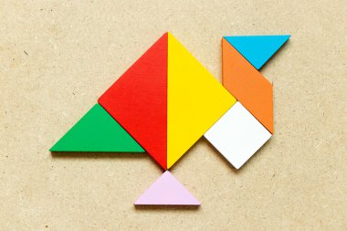 Hindi tavuğu renginde tangram yapbozu ya da ahşap arka planda gobbler şekli