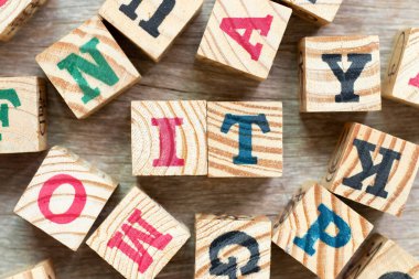 Tahta zemin üzerinde kelime bilimi (bilgi teknolojisinin kısaltılmışı) ile alfabe harf bloğu