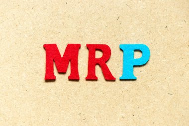 Kelime MRP ile renk bezi alfabesi harfi (ahşap arkaplan üzerinde materyal gereksinimlerinin kısaltılması)