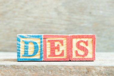 Tahta zemin üzerinde kelime DES (Delivered Ex Ship 'in kısaltması) renk alfabesi harf bloğu