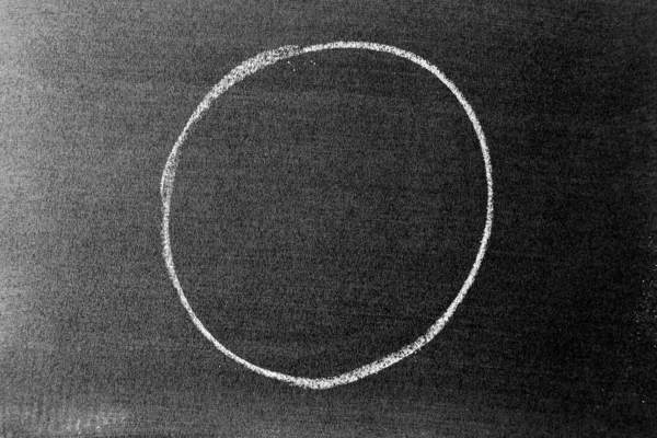 Λευκό Σχέδιο Χέρι Κιμωλία Σχήμα Κύκλου Στον Πίνακα Chalkboard Φόντο — Φωτογραφία Αρχείου