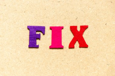 Ahşap arkaplanda renk bezi alfabesi harfi düzeltmesi