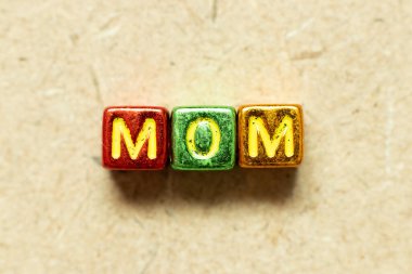 Metalik alfabe harf bloğu anne tahta zemin üzerinde