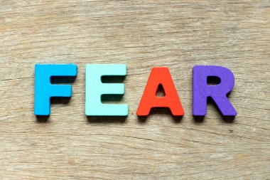 Ahşap arkaplanda kelime korkusuyla renk alfabesi harfi