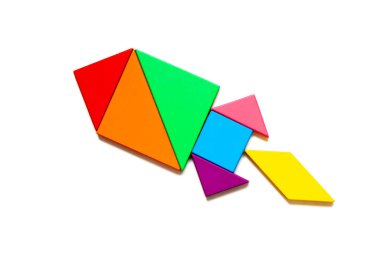 Beyaz zemin üzerinde şekil roketi veya füze renk tangramı bulmacası