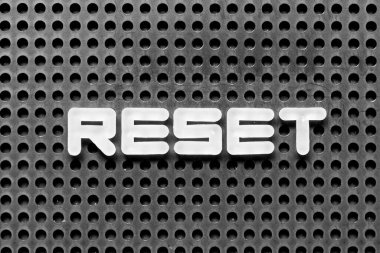 Beyaz alfabe harfi siyah tahta arka planda sıfırlandı