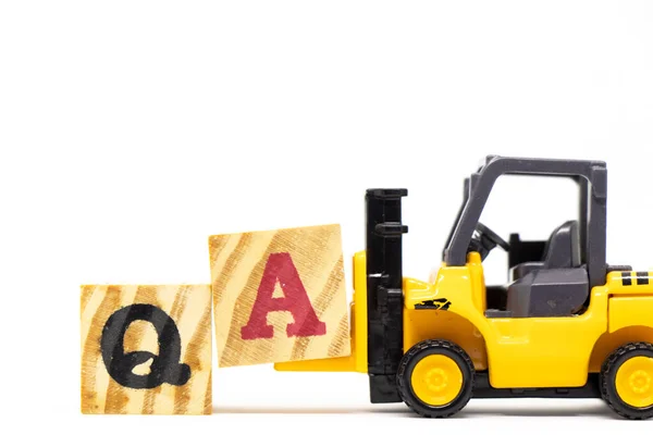 Spielzeuggabelstapler Halten Buchstabenblock Wort Abkürzung Für Qualitätssicherung Oder Frage Und — Stockfoto