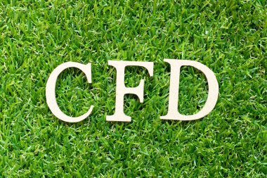 Yeşil çimen arka planı üzerinde kelime CFD (Farklılık Sözleşmesinin kısaltması) harfleri.