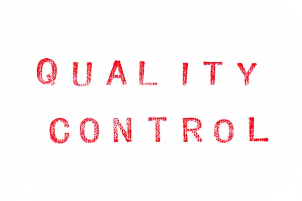 白い紙の背景に単語の品質管理で赤い色のゴムスタンプ — ストック写真