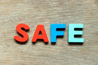 Ahşap zemin üzerinde kelime güvenlikli renk alfabesi harfi