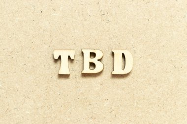 Tahta zemin üzerinde kelime TBD (tanımlanacak, tartışılacak, kararlaştırılacak, kararlaştırılacak, silinecek veya ilan edilecek kısaltması) harfli alfabe harfi