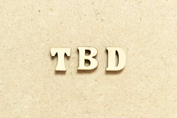 Алфавитная буква в слове TBD (аббревиатура для определения, обсуждения, определения, решения, удаления или объявления) на деревянном фоне